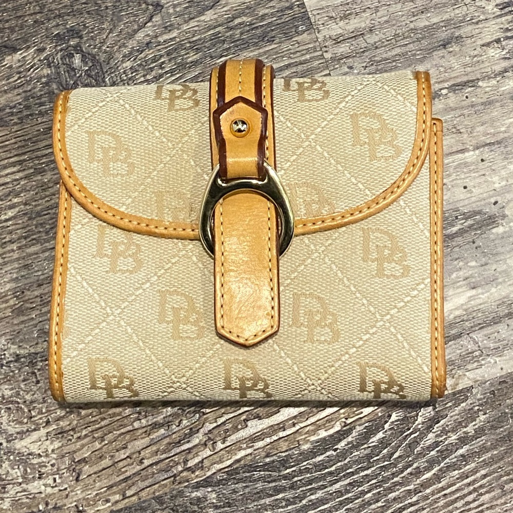 Dooney & Bourke logo wallet